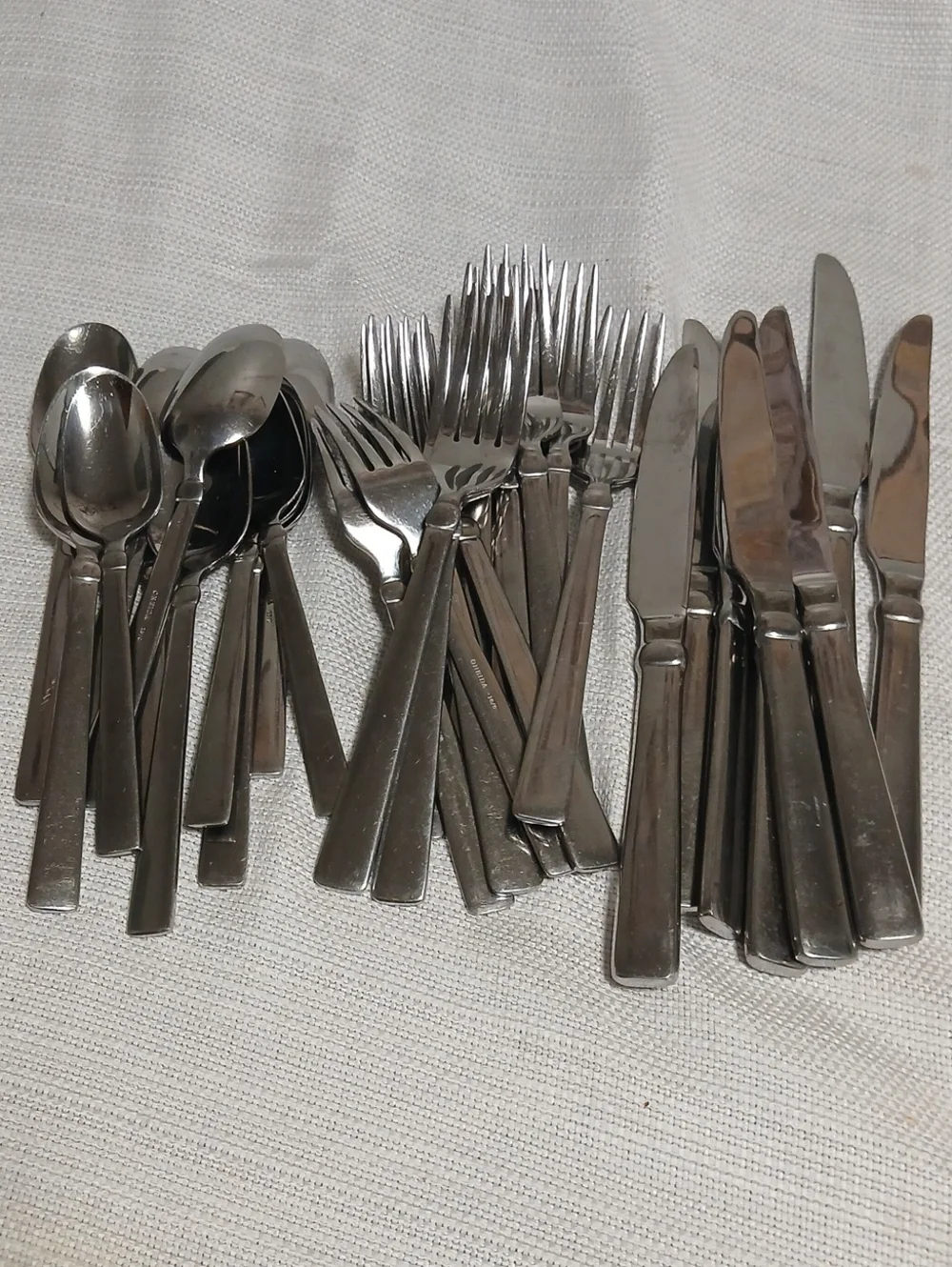 44 Pieces Oneida 18/0 Silver Stainless Steel Flatware Set